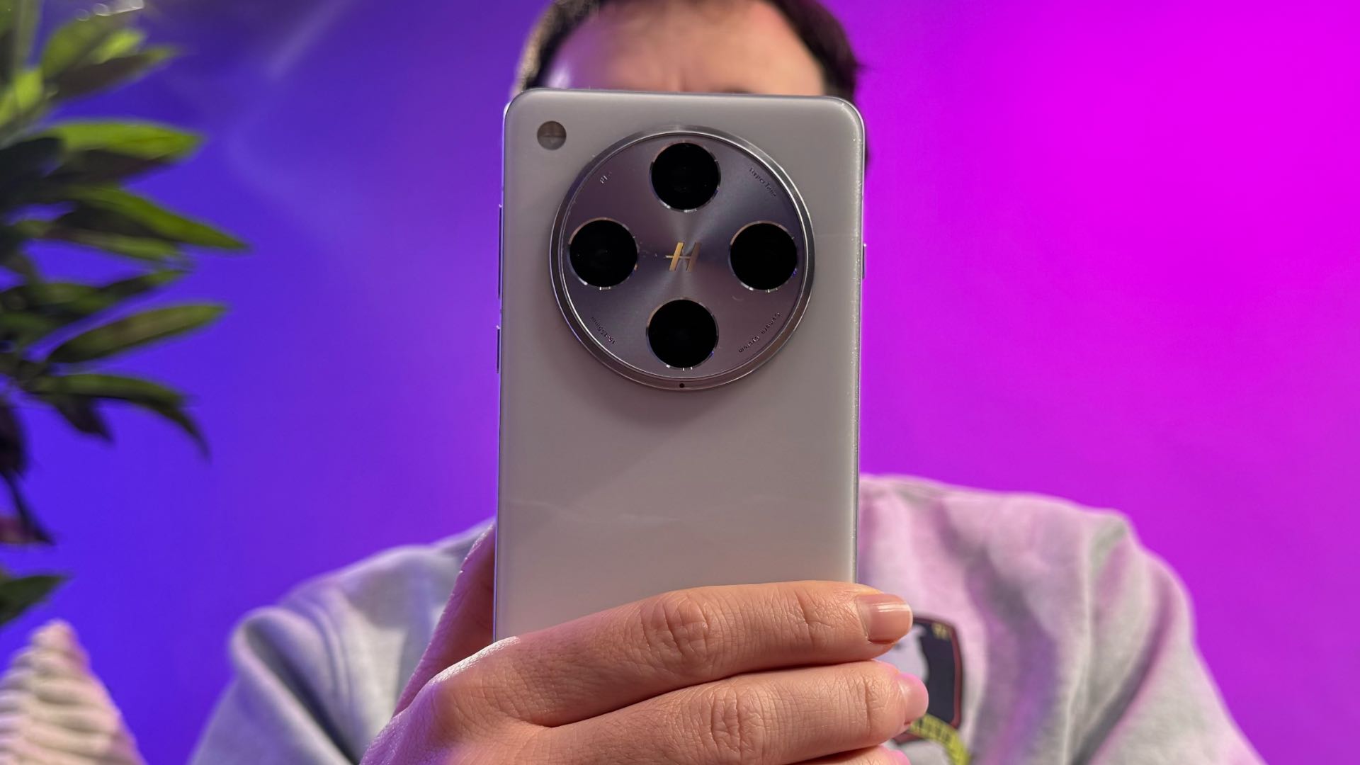 découvrez le poco x8 pro équipé d'un capteur d'empreintes ultrasonique pour un déverrouillage rapide et sécurisé, alliant performance et innovation technologique.