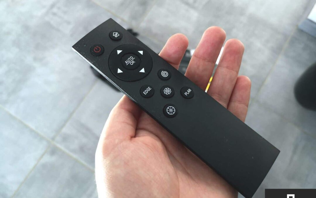 contrôlez facilement votre aspirateur roborock à distance grâce à la télécommande intuitive. simplifiez le nettoyage de votre maison en toute liberté.