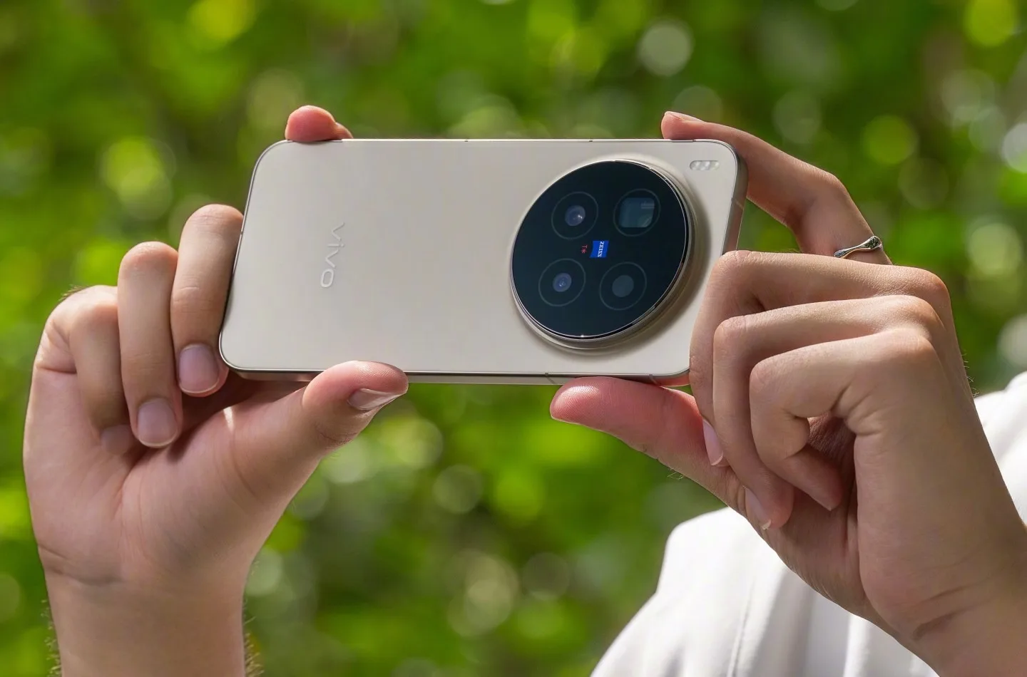 découvrez les clichés bruts capturés avec les capteurs principal et téléobjectif du vivo x300 ultra, mettant en avant la qualité photo exceptionnelle de ce smartphone.