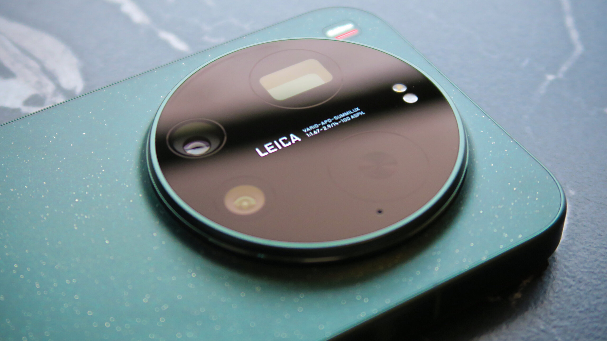 découvrez les clichés bruts capturés avec les capteurs principal et téléobjectif du vivo x300 ultra, révélant la qualité photo exceptionnelle de ce smartphone.