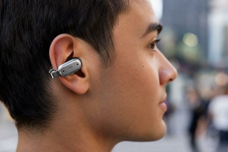 découvrez les xiaomi clip-on earbuds, des écouteurs ouverts innovants équipés de traduction ia en temps réel et d'un enregistrement intégré pour une expérience audio révolutionnaire.