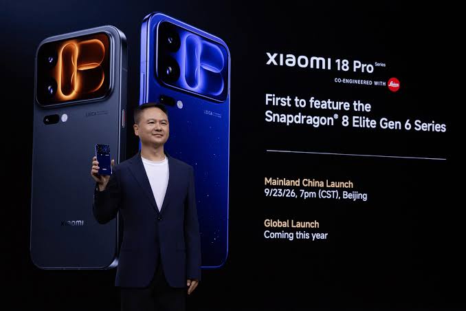Xiaomi 18 Pro Max noir vu de dos avec son écran arrière et son module photo LeicaXiaomi 18 Pro Max noir vu de dos avec son écran arrière et son module photo Leica